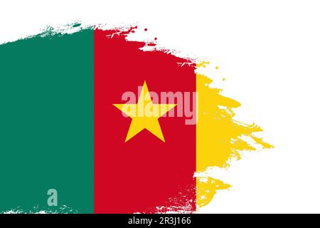 Bandiera Camerun su un pennello a tratti colorato dipinto su sfondo bianco isolato con spazio copia Foto Stock