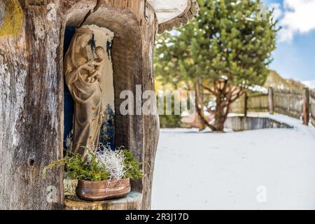 Edicola con statue della Beata Vergine Maria e del Santo Bambino Gesù Foto Stock