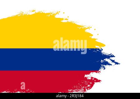 Bandiera Colombia su un pennello a tratti colorato dipinto sfondo isolato bianco con spazio copia Foto Stock