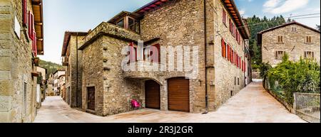 Vicoli di villaggio di montagna in Toscana Foto Stock