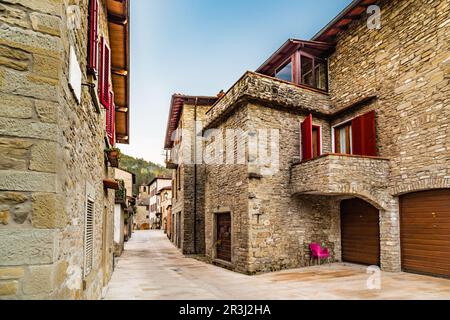 Vicoli di villaggio di montagna in Toscana Foto Stock