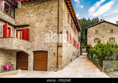 Vicoli di villaggio di montagna in Toscana Foto Stock