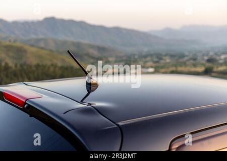 Antenna di navigazione per auto. Antenna GPS sul tetto della vettura sotto  la pioggia. Inserire il testo. Tema per l'elettronica di automobile di  pubblicità o l'elettricità di automobile Foto stock - Alamy