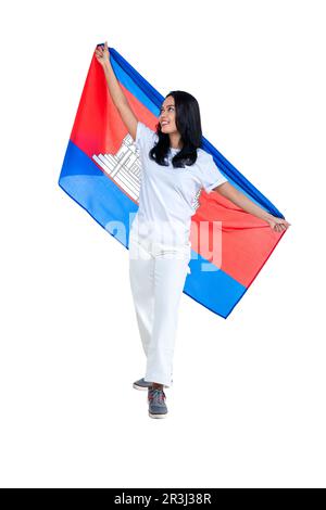 Le donne asiatiche celebrano la giornata dell'indipendenza della Cambogia il 09 novembre tenendo isolata la bandiera cambogiana su sfondo bianco Foto Stock