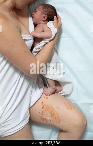 La donna con il bambino appena nato ha un riposo Foto Stock