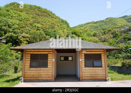 Vista sull'ingresso di un bagno pubblico in un parco cittadino Foto Stock