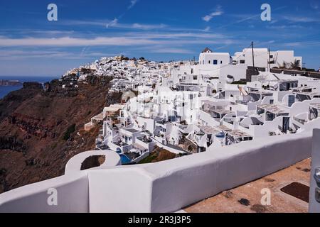 Vista aerea panoramica del villaggio di Fira sull'isola di Santorini, Grecia - Case bianche tradizionali nelle scogliere della Caldera Foto Stock