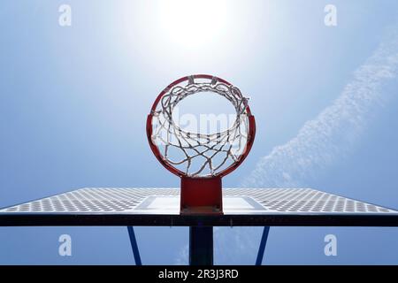 Le foto dei canestri da basket guardano sullo sfondo blu del cielo Foto Stock