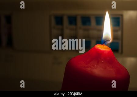 Candela rossa e interruttori elettrici, interruzione dell'elettricità Foto Stock