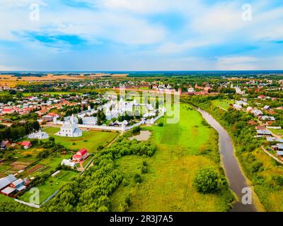 Intercessione o Monastero di Pokrovsky vista panoramica aerea nella città di Suzdal, anello d'Oro della Russia Foto Stock