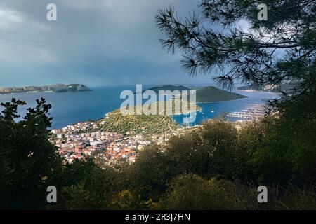 Vista di Kaş dalle scogliere sopra, Via Licia, Kaş, Turchia Foto Stock