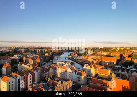 Bella architettura della città vecchia di Danzica, Polonia, nelle giornate di sole. Vista aerea dal drone del Municipio principale e di St. Maria Bas Foto Stock