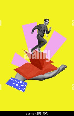 Foto verticale creativa collage di un giovane insegnante di formalwear intelligente che corre leggere più libri isolati su sfondo giallo Foto Stock