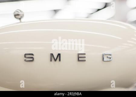 Primo piano logo SMEG su un mixer di elettrodomestici d'élite in un negozio, chiave alta Foto Stock