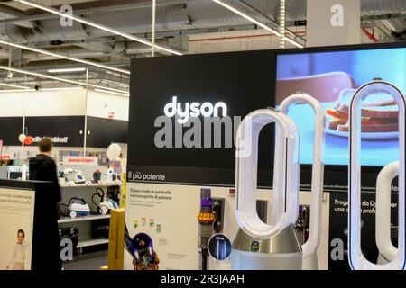 Aprile 2023 Milano, Italia: Logo Dyson Icon e prodotti Dyson closeup nel negozio elettronico Foto Stock