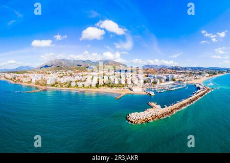 Vista panoramica aerea del porto turistico di Marbella. Marbella è una città della provincia di Malaga in Andalusia, Spagna. Foto Stock