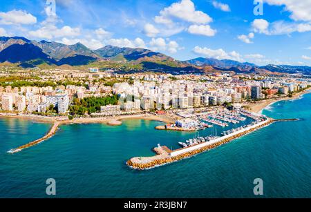 Vista panoramica aerea del porto turistico di Marbella. Marbella è una città della provincia di Malaga in Andalusia, Spagna. Foto Stock