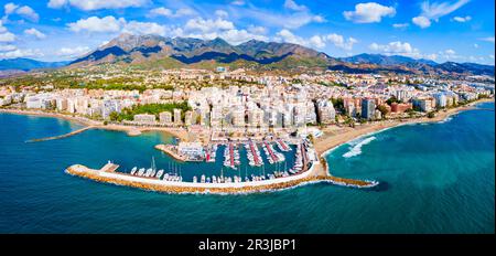 Vista panoramica aerea del porto turistico di Marbella. Marbella è una città della provincia di Malaga in Andalusia, Spagna. Foto Stock