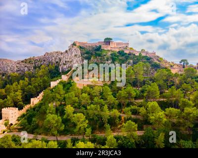 Vista panoramica aerea del Castello di Xativa. Castillo de Jativa è un castello situato nella città di Xativa vicino a Valencia, in Spagna. Foto Stock