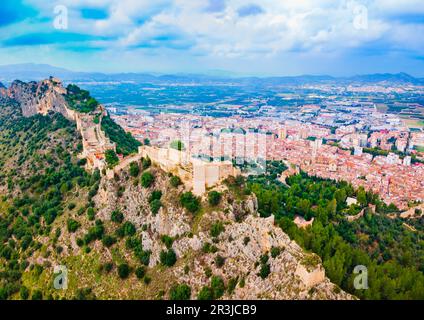 Vista panoramica aerea del Castello di Xativa. Castillo de Jativa è un castello situato nella città di Xativa vicino a Valencia, in Spagna. Foto Stock