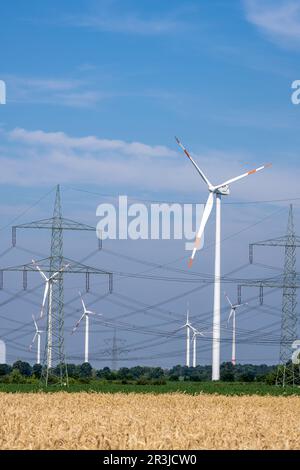 Turbine eoliche, linee elettriche e piloni elettrici visti in Germania Foto Stock