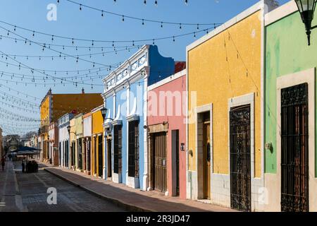 Fila di colorati edifici coloniali spagnoli, centro città di Campeche, Stato di Campeche, Messico Foto Stock