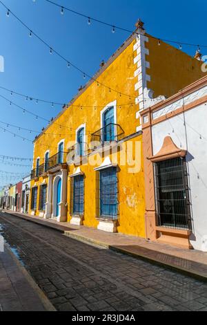 Fila di colorati edifici coloniali spagnoli, centro città di Campeche, Stato di Campeche, Messico Foto Stock