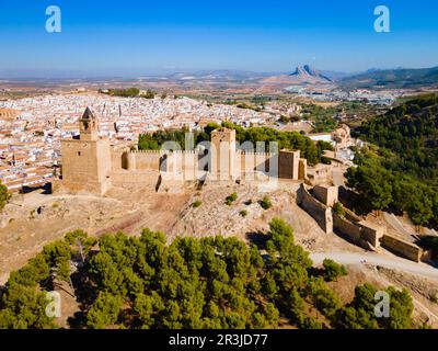 Alcazaba di Antequera vista panoramica aerea. L'Alcazaba di Antequera è una fortezza moresca nella città di Antequera, nella provincia di Malaga Foto Stock