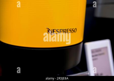 Aprile 2023 Milano, Italia: Chiusura dell'icona del logo Nespresso nel negozio elettronico. Macchina da caffè Nespresso Foto Stock