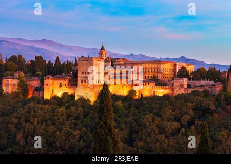 Vista panoramica aerea dell'Alhambra. L'Alhambra è un complesso di fortezza situato nella città di Granada, nella regione dell'Andalusia, in Spagna. Foto Stock