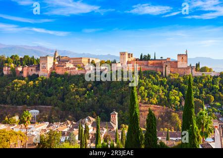 Vista panoramica aerea dell'Alhambra. L'Alhambra è un complesso di fortezza situato nella città di Granada, nella regione dell'Andalusia, in Spagna. Foto Stock