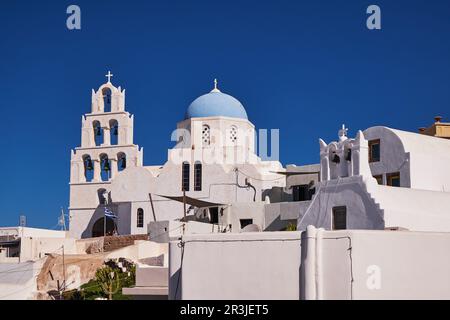 Cupola Blu - Chiesa di Santa Teodosia - Pyrgos Village, Santorini Island, Grecia Foto Stock