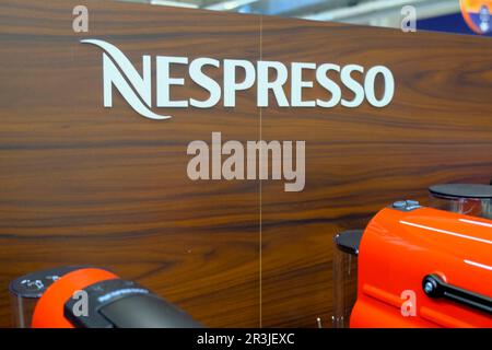 Aprile 2023 Milano, Italia: Chiusura dell'icona del logo Nespresso nel negozio elettronico. Macchina da caffè Nespresso Foto Stock