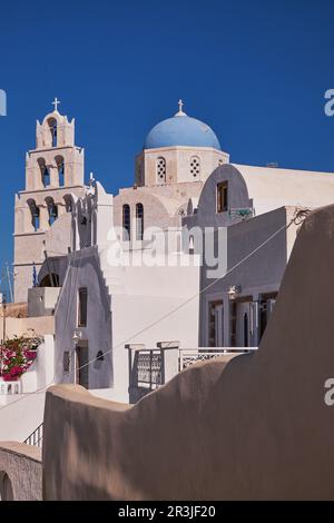 Cupola Blu - Chiesa di Santa Teodosia - Pyrgos Village, Santorini Island, Grecia Foto Stock