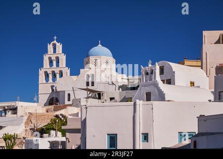 Cupola Blu - Chiesa di Santa Teodosia - Pyrgos Village, Santorini Island, Grecia Foto Stock