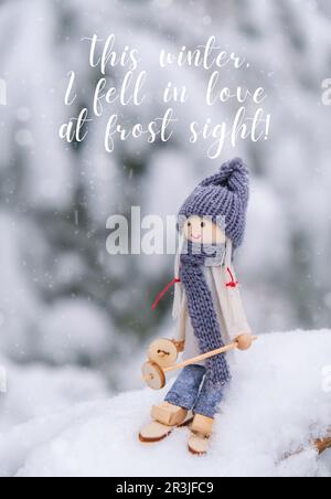 Quest'inverno, mi sono innamorato di gelo vista ispirazione scherzo citazione frase Angel gnome in sciarpa e cappello a maglia sciare su neve fi Foto Stock