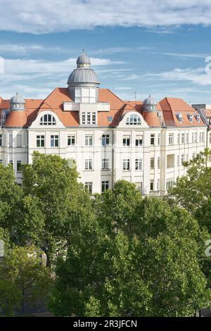 Storico edificio residenziale e commerciale del periodo Wilhelminian a Berlino Foto Stock