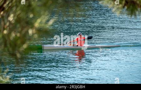 Kayaker senior attivo. Kayak da remare dell'uomo anziano. Le persone anziane che conducono uno stile di vita attivo e godono della vita. Uomo vecchio e maturo che si diverte e godii Foto Stock