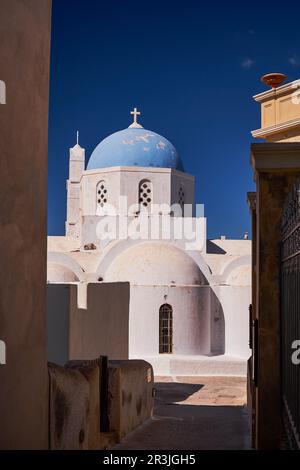 Cupola Blu - Chiesa di Santa Teodosia - Pyrgos Village, Santorini Island, Grecia Foto Stock