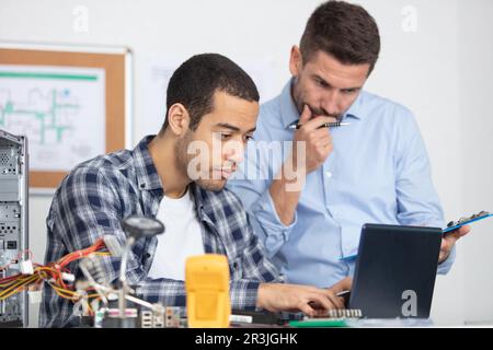 giovane studente che pratica tecnica professionale Foto Stock