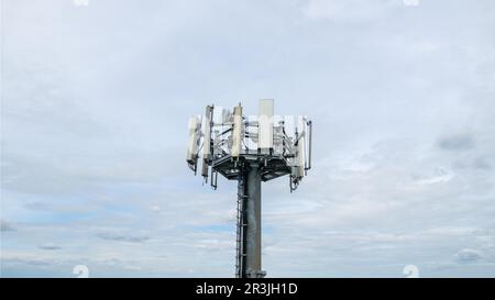 5G Torri di celle in campagna sfondo rurale in Italia Foto Stock