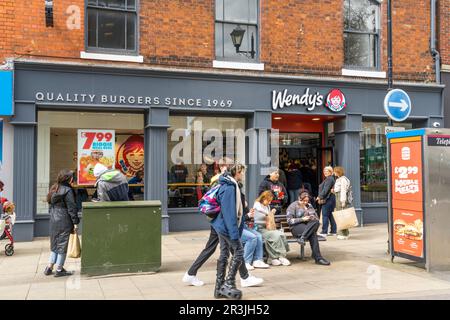 Wendy's Burger Restaurant e negozio di piatti da asporto di recente apertura, High Street Lincoln City, Lincolnshire, Inghilterra, Regno Unito, 2023 Foto Stock