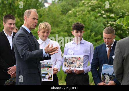 Vestec, Repubblica Ceca. 24th maggio, 2023. Il fratello del re britannico Carlo III, il principe Edoardo, pianta l'ultimo albero nel principe Filippo Alley, che è stato creato l'anno scorso per celebrare il suo 100th compleanno, a Vestec, Repubblica Ceca, 24 maggio 2023. Credit: Michaela Rihova/CTK Photo/Alamy Live News Foto Stock