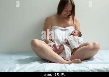 La donna con il bambino appena nato ha un riposo Foto Stock