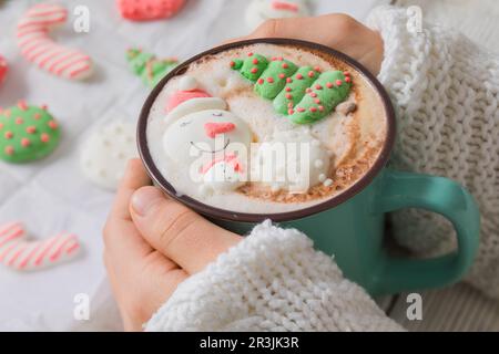 Cioccolata calda di Natale con marshmallow di neve nella tazza Foto Stock