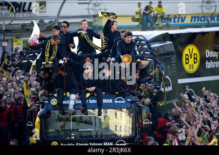 Dortmund, Germania. 24th maggio, 2023. Borussia Dortmund sulla strada per il campionato tedesco dopo 11 anni. FOTO DI ARCHIVIO: I giocatori di Dortmund siedono sul tetto dell'auto, da sinistra a destra Moritz LEITNER, Shinji KAGAWA, Lucas BARRIOS, Sebastian KEHL, Ivan PERISIC, Neven SUBOTIC, Mats HUMMELS (tutti), giubilo, allegria, gioia, saluti, Calcio 1st Bundesliga, BV Borussia Dortmund (DO) - celebrazione del campionato 2012 sulla Borsigplatz il 13th maggio 2012 a Dortmund, stagione 1112 Credit: dpa/Alamy Live News Foto Stock
