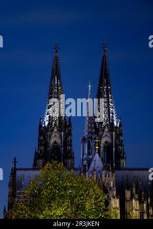 Risparmiando energia, la Cattedrale di Colonia è poco illuminata di notte, Colonia, Renania settentrionale-Vestfalia, Germay, Europa Foto Stock