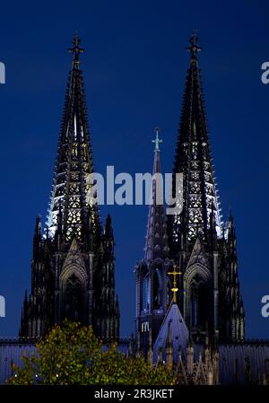 Risparmiando energia, la Cattedrale di Colonia è poco illuminata di notte, Colonia, Renania settentrionale-Vestfalia, Germay, Europa Foto Stock