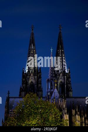 Risparmiando energia, la Cattedrale di Colonia è poco illuminata di notte, Colonia, Renania settentrionale-Vestfalia, Germay, Europa Foto Stock