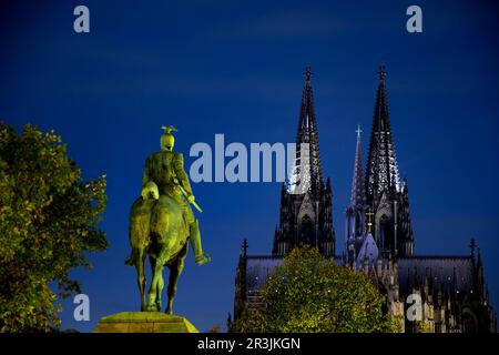 Risparmiando energia, la Cattedrale di Colonia è poco illuminata di notte, Colonia, Renania settentrionale-Vestfalia, Germay, Europa Foto Stock